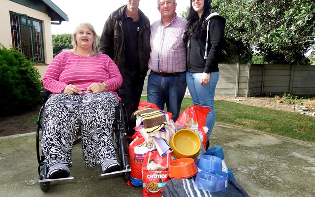 Vlnr is Carine Lombard, Gavin Huges (BARC), Johan en  Candice Lombard, by die items wat deur die Lombard-gesin aan BARC geskenk is